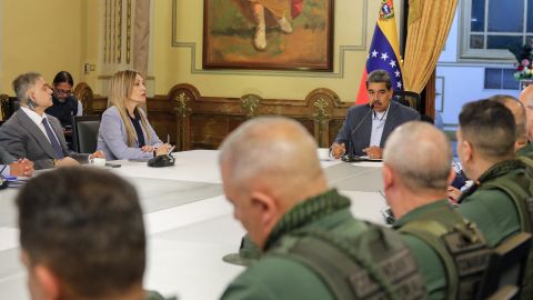 Maduro dice que no le entregará el poder político a la oposición de Venezuela