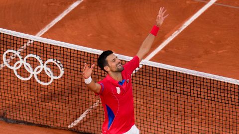 Novak Djokovic celebra tras vencer al español Carlos Alcaraz en la final del tenis olímpico.