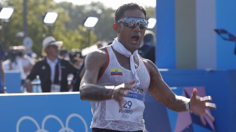 El atleta ecuatoriano Brian Daniel Pintado celebra la medalla de oro al finalizar la prueba de los 20km marcha masculinos de los Juegos Olímpicos de París 2024.