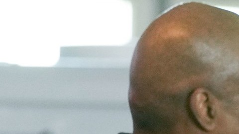 El alcalde Eric Adams y el comisionado  Robert Tucker  durante la juramentación en Fire Academy on Randalls and Wards Islands.