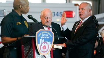 El alcalde Eric Adams y el comisionado  Robert Tucker  durante la juramentación en Fire Academy on Randalls and Wards Islands.