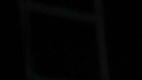 Peso Pluma caminando de la mano de Hannah Howell.