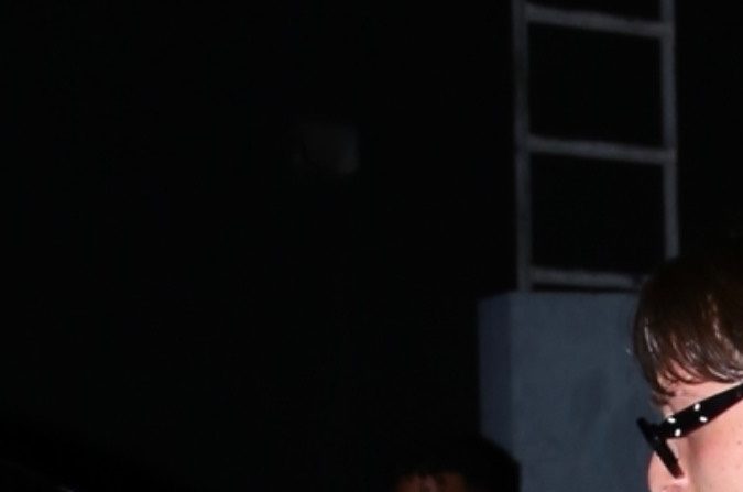 Peso Pluma caminando de la mano de Hannah Howell.