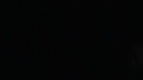 Peso Pluma caminando de la mano de Hannah Howell.