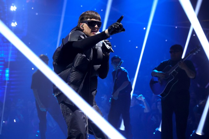 Peso Pluma actuando en un show.