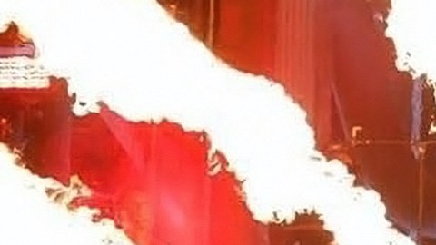 Till Lindemann actuando en un show.