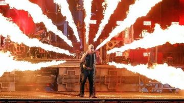 Till Lindemann actuando en un show.