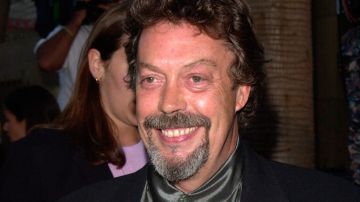 Tim Curry posando.