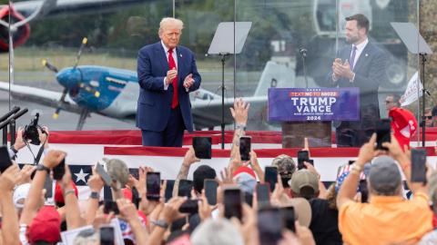 Trump y Vance durante un mitin en el Museo de Aviación de Carolina del Norte en Asheboro, Carolina del Norte, EE.UU., el 21 de agosto de 2024.