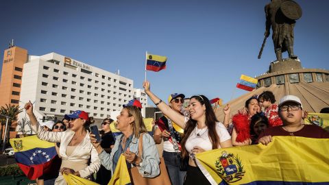 Venezolanos participan de una manifestación tras las elecciones presidenciales del domingo en las que el Consejo Nacional Electoral (CNE) dio como ganador a Nicolás Maduro, el 2 de agosto de 2024, en la ciudad de Tijuana, estado de Baja California (México).