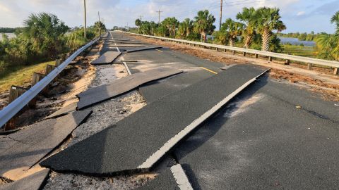 Calle destrozada por huracán Helene en Florida