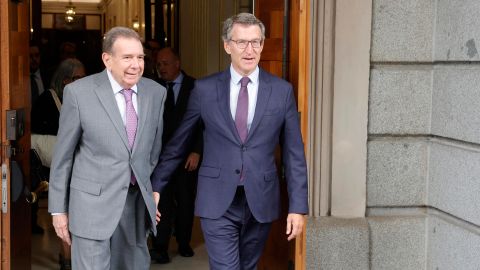 Edmundo González Urrutia junto al líder de la oposición de España, Alberto Núñez Feijóo.