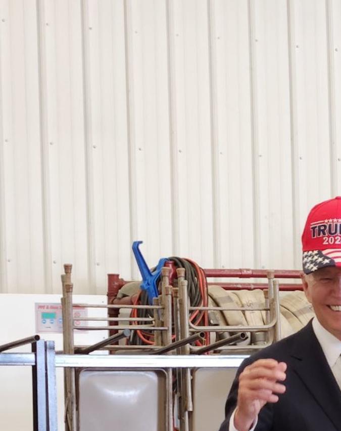 La foto de Biden con la gorra "Trump 2024".
