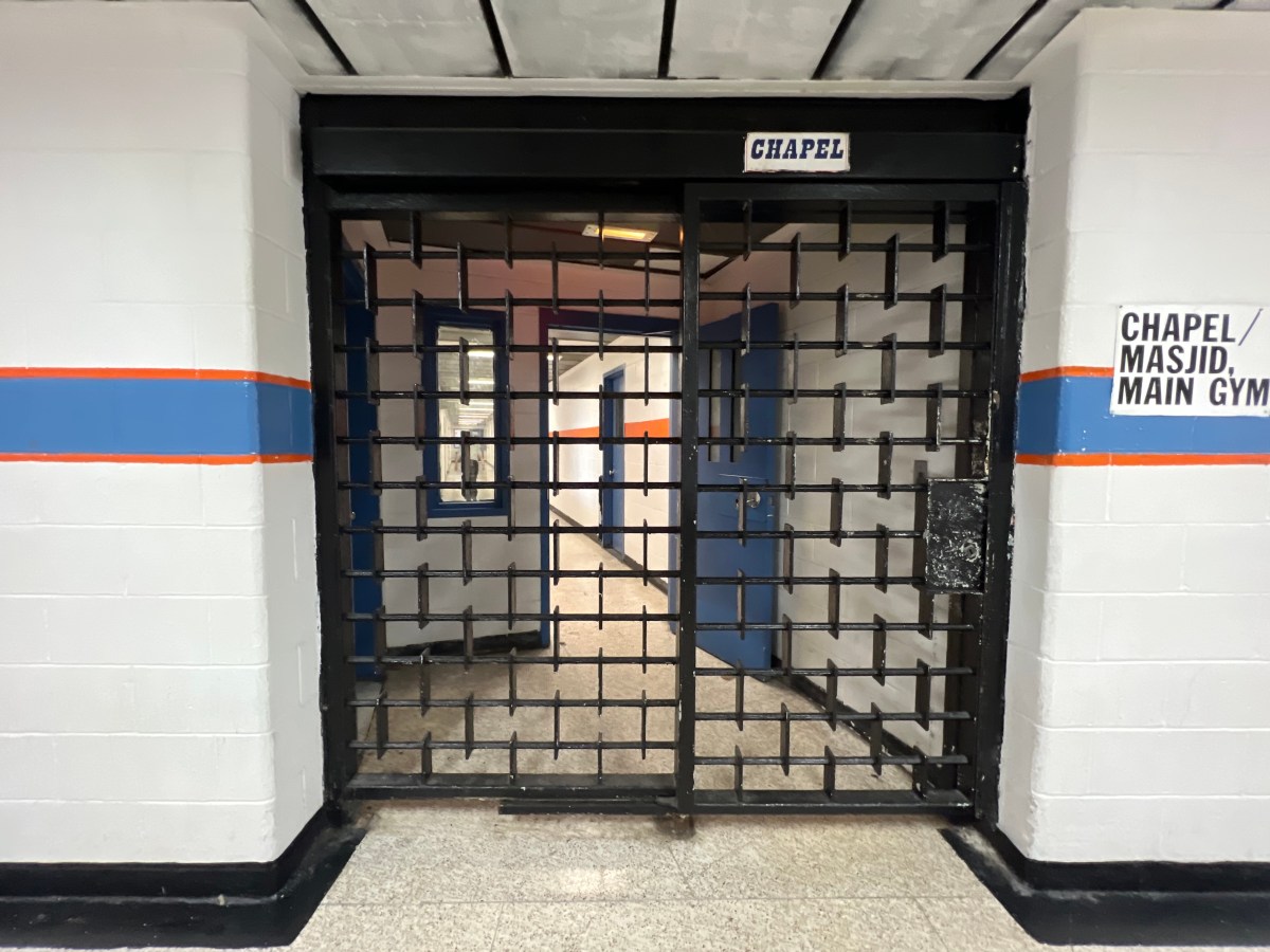 Familiares de reclusos de Rikers Island denuncian largas esperas en visitas: Reporte lo corrobora