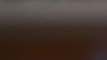 Aryna Sabalenka de Bielorrusia posa con el trofeo de ganadora tras derrotar a Jessica Pegula de los Estados Unidos.