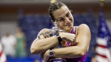 Aryna Sabalenka de Bielorrusia posa con el trofeo de ganadora tras derrotar a Jessica Pegula de los Estados Unidos.