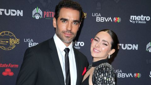 Marcus Ornellas y Ariadne Díaz en la alfombra previa a la ceremonia de premiación del Balón de Oro.