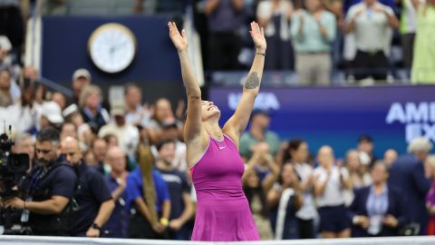 Aryna Sabalenka eleva sus manos al cielo al vencer a Jessica Pegula en la final del Abierto de EEUU 2024.