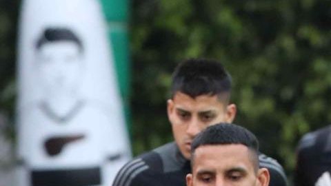 Los jugadores de la selección peruana de fútbol entrenan este martes en Lima (Perú).