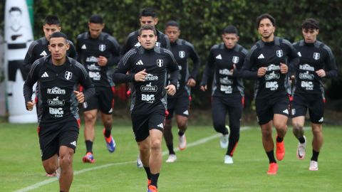 Los jugadores de la selección peruana de fútbol entrenan este martes en Lima (Perú).