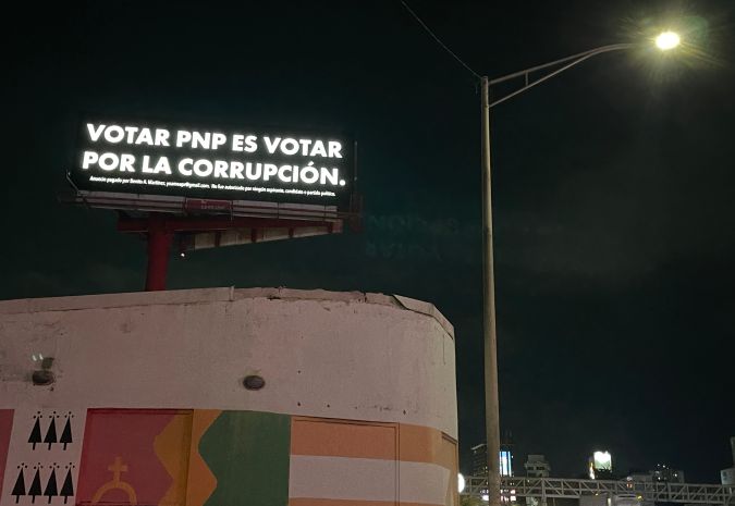 Fotografía de una valla publicitaria con la frase 'Votar PNP es votar por la corrupción', este martes, en una calle de San Juan (Puerto Rico) pagada por Bad Bunny. Foto: EFE/ Marina Villén
