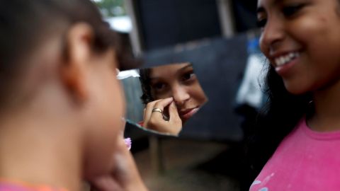 Migrantes venezolanas se maquillan en la Estación Temporal de Recepción Migratoria (ETRM), este jueves en Lajas Blancas en Darién (Panamá).