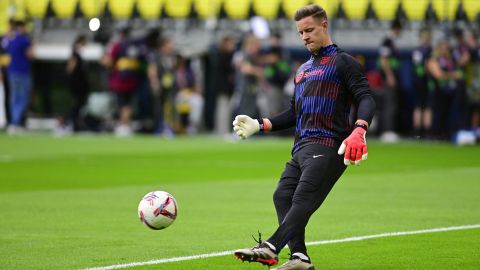 El portero alemán del FC Barcelona Marc-André ter Stegen, en el campo antes del partido contra el Villarreal.