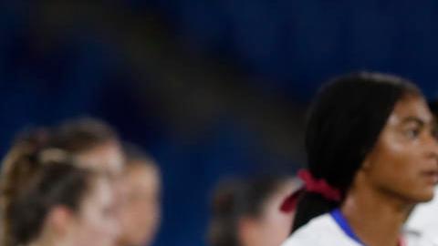 Jugadoras de Estados Unidos lamentan la derrota frente a Corea del Norte.