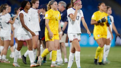 Jugadoras de Estados Unidos lamentan la derrota frente a Corea del Norte.