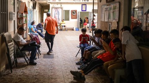 Migrantes de diversas nacionalidades, descansan en la Casa del Migrante el 17 de septiembre de 2024 en la ciudad de Tijuana (México).