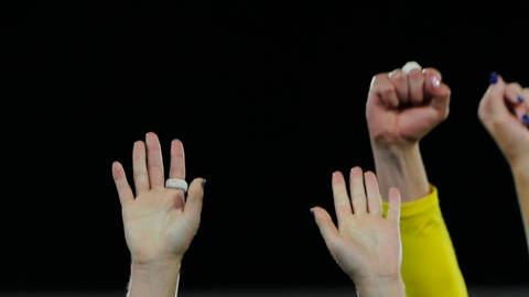 Jugadoras de Estados Unidos celebran la medalla de bronce en el Mundial Sub-20 de Colombia.