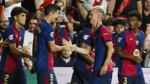 El centrocampista del FC Barcelona Dani Olmo celebra su gol con Robert Lewandowski durante el partido de la tercera jornada de Liga en Primera División que Rayo Vallecano y FC Barcelona.