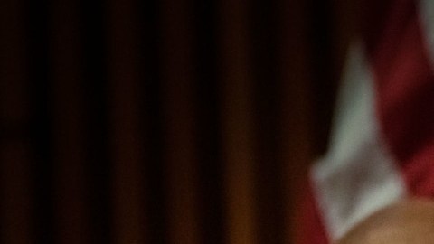 El comisionado Edward Cabán de origen puertorriqueño dejó el cargo este jueves en medio de una investigación federal por supuesto tráfico de influencias. Su hermano gemelo es el implicado.