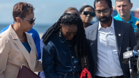 Líderes del Concejo Municipal se reunieron con familiares de las víctimas en Rockaway este viernes.