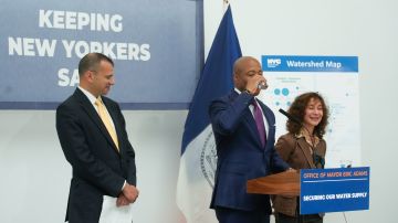 El alcalde Eric Adams probando el nuevo sabor que tendrá el agua en NYC que no todos notarán tras obras en acueducto