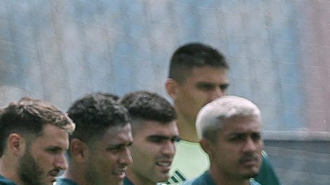 El técnico de la selección mexicana de fútbol Javier Aguirre (c) dirige un entrenamiento previo al amistoso contra Nueva Zelanda.