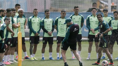 El técnico de la selección mexicana de fútbol Javier Aguirre (c) dirige un entrenamiento previo al amistoso contra Nueva Zelanda.