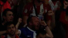 Los jugadores del Atlético celebran tras marcar ante el Real Madrid.