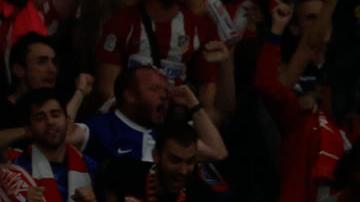 Los jugadores del Atlético celebran tras marcar ante el Real Madrid.