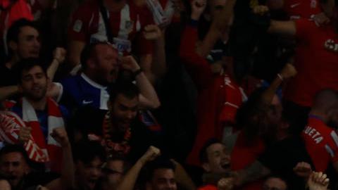 Los jugadores del Atlético celebran tras marcar ante el Real Madrid.