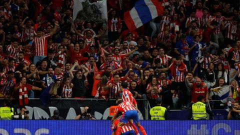 Los jugadores del Atlético celebran tras marcar ante el Real Madrid.