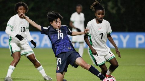 Miyu Matsunaga (i) de Japón disputa un balón con Flourish Chioma Sabastine de Nigeria.