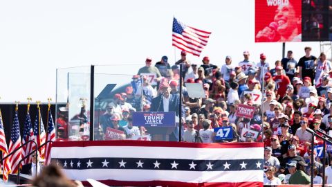 Trump es custodiado durante un mitin en Carolina del Norte.