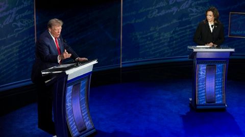 Donald Trump y Kamala Harris durante el debate presidencial en Filadelfia este martes.