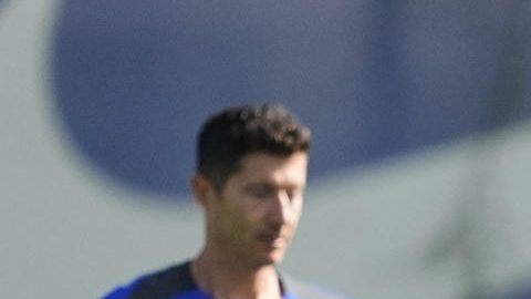 El entrenador del FC Barcelona Hansi Flick (d) durante el entrenamiento en la ciudad deportiva Joan Gamper.