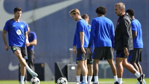 El entrenador del FC Barcelona Hansi Flick (d) durante el entrenamiento en la ciudad deportiva Joan Gamper.