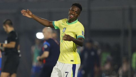 Vinícius Júnior de Brasil reacciona este martes, en un partido de las eliminatorias sudamericanas para el Mundial de 2026 entre Paraguay y Brasil.