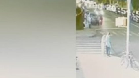 Atropello fatal captado por cámara de seguridad en NYC.