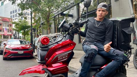 Fotografía del 19 de septiembre de 2024 de un migrante venezolano junto a su motocicleta durante una entrevista con EFE, en Washington (Estados Unidos).