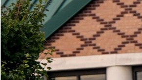 Las clases serán media jornada. En la escuela hay policías, consejeros y perros de terapia para ayuda de los alumnos.